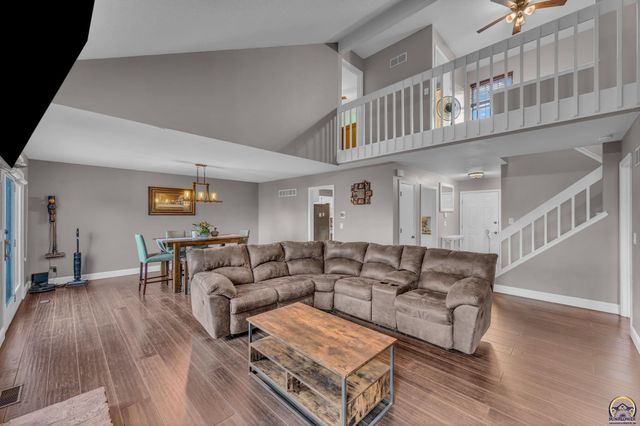 3764 SW Wood View DR, Topeka, KS 66610