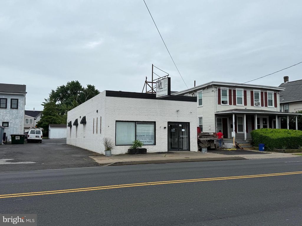27 W LINCOLN HIGHWAY, Langhorne, PA 19047