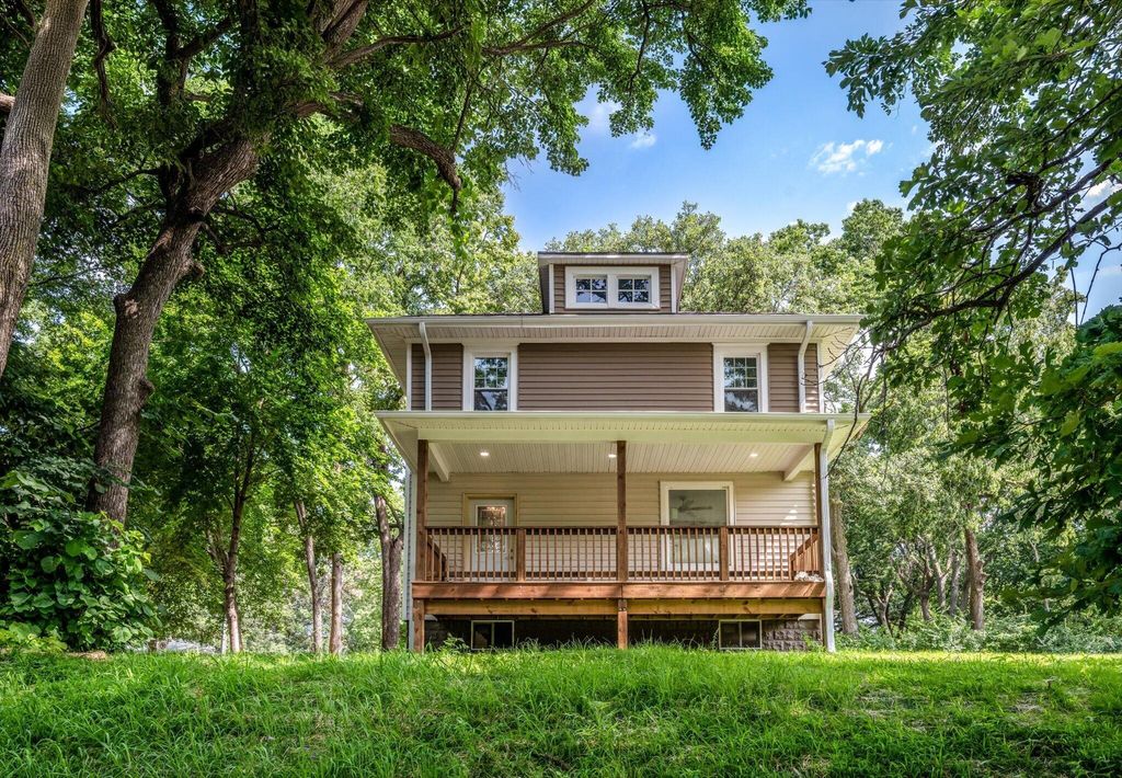702 LINDBERG Drive, Council Bluffs, IA 51503