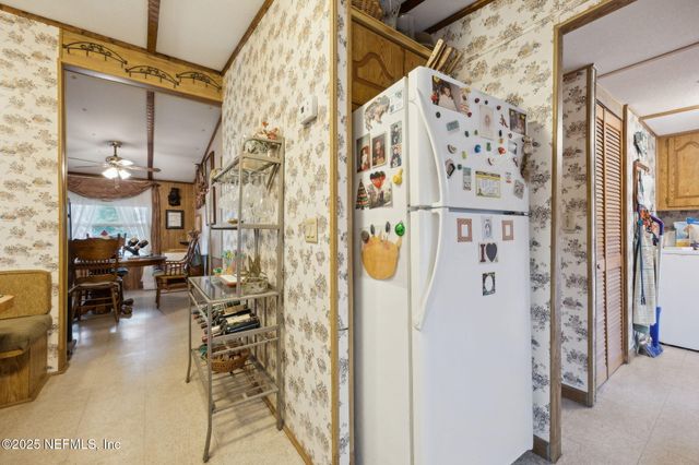 100 WATERWAY Avenue, Satsuma, FL 32189