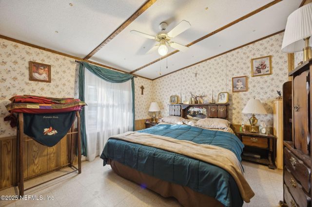 100 WATERWAY Avenue, Satsuma, FL 32189