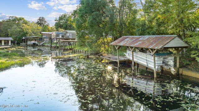 100 WATERWAY Avenue, Satsuma, FL 32189