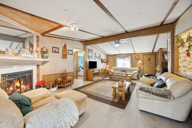 100 WATERWAY Avenue, Satsuma, FL 32189