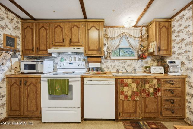 100 WATERWAY Avenue, Satsuma, FL 32189