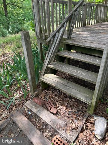 10057 KINGS, Montross, VA 22520