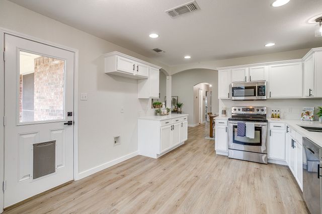 820 Chestnut Avenue, Burleson, TX 76028