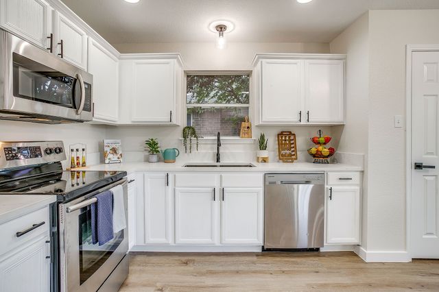 820 Chestnut Avenue, Burleson, TX 76028