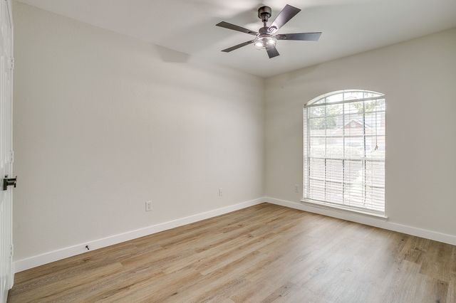 820 Chestnut Avenue, Burleson, TX 76028