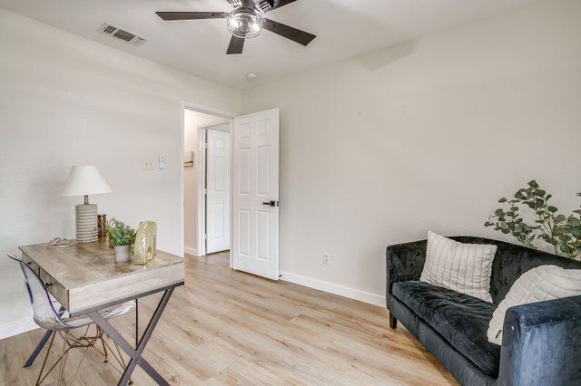 820 Chestnut Avenue, Burleson, TX 76028