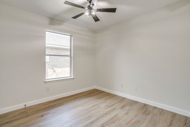 820 Chestnut Avenue, Burleson, TX 76028