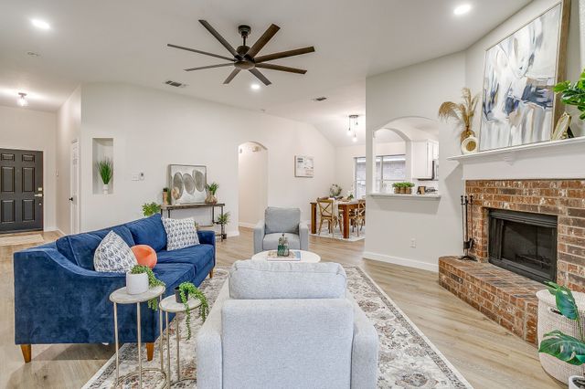 820 Chestnut Avenue, Burleson, TX 76028