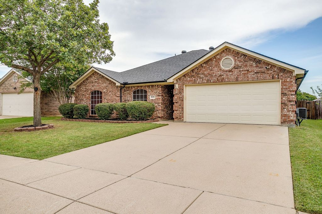820 Chestnut Avenue, Burleson, TX 76028