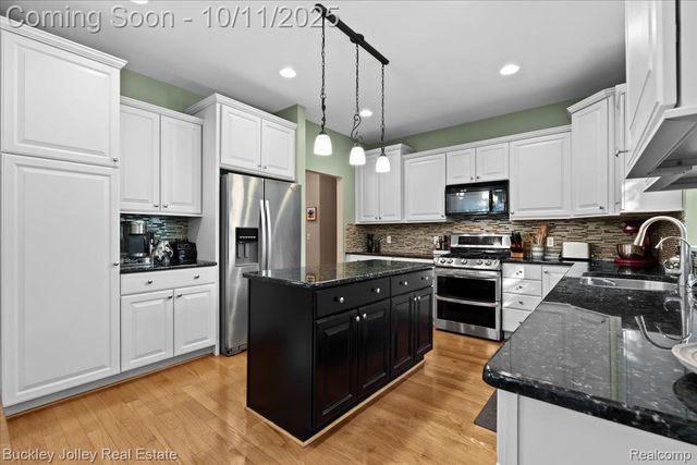 9430 Sheltering Oaks Drive, Brighton, MI 48114