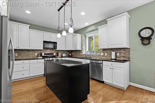 9430 Sheltering Oaks Drive, Brighton, MI 48114