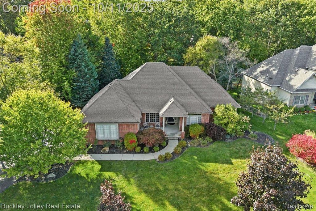 9430 Sheltering Oaks Drive, Brighton, MI 48114