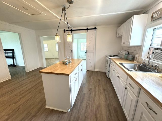 302 2nd Street, Palacios, TX 77465