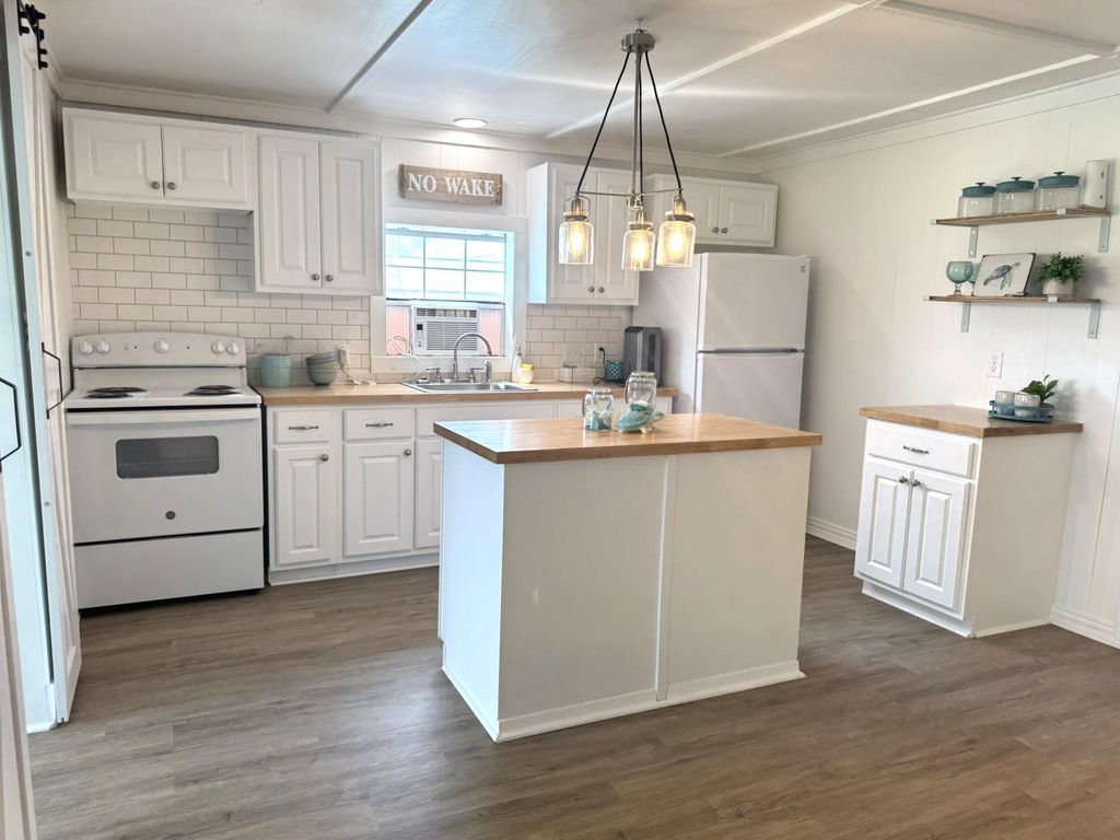 302 2nd Street, Palacios, TX 77465