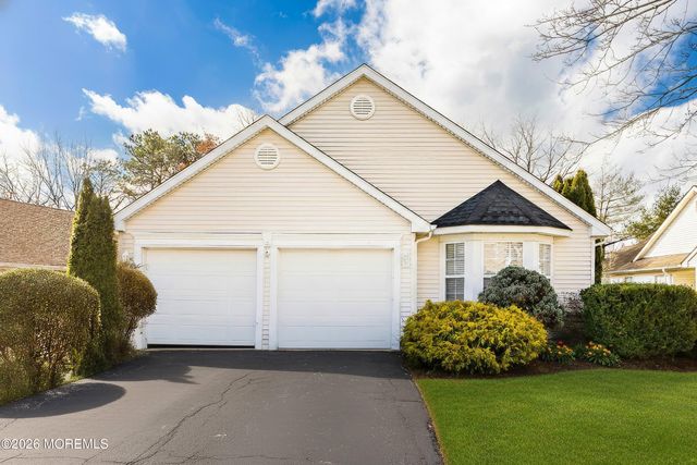 14 Oakmont Road, Lakewood, NJ 08701