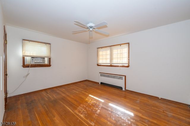 60 Sutton Ave, Totowa Boro, NJ 07512