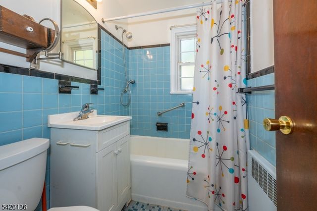 60 Sutton Ave, Totowa Boro, NJ 07512