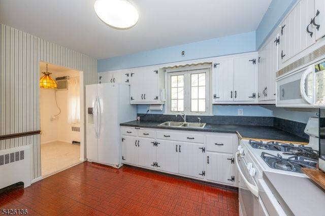 60 Sutton Ave, Totowa Boro, NJ 07512