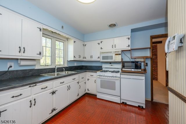 60 Sutton Ave, Totowa Boro, NJ 07512