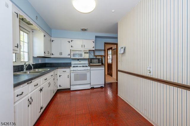 60 Sutton Ave, Totowa Boro, NJ 07512