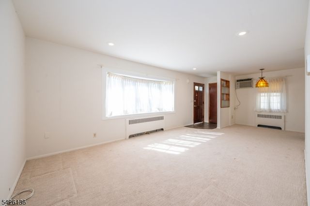 60 Sutton Ave, Totowa Boro, NJ 07512