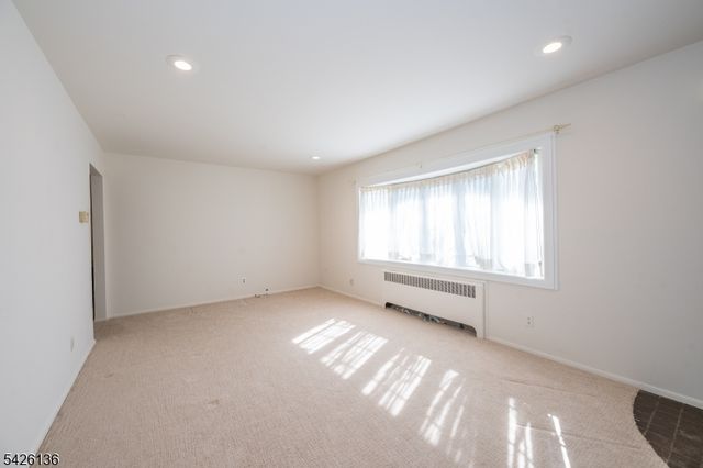 60 Sutton Ave, Totowa Boro, NJ 07512