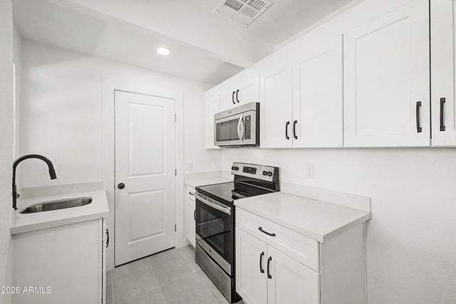2305 W MARYLAND Avenue, Phoenix, AZ 85015