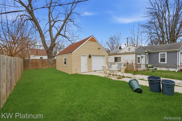 20919 Hollywood Street, Harper Woods, MI 48225