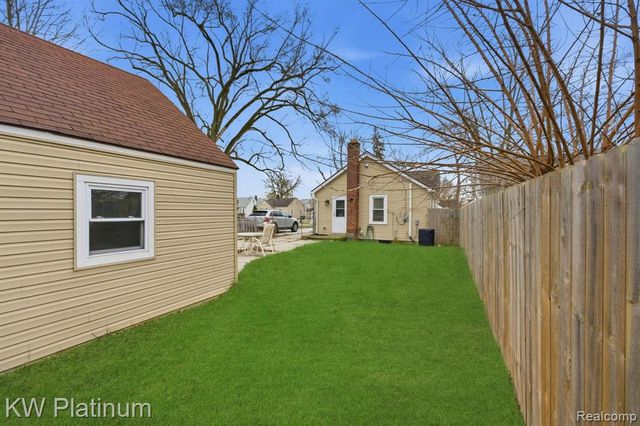 20919 Hollywood Street, Harper Woods, MI 48225