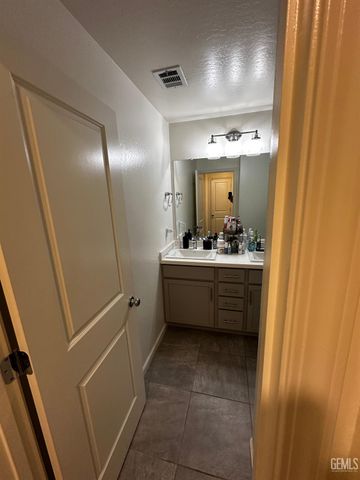 5918 Esmerelda Avenue, Bakersfield, CA 93313