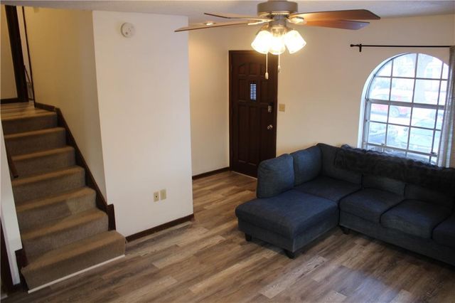 521 S Cardinal Drive, Olathe, KS 66062