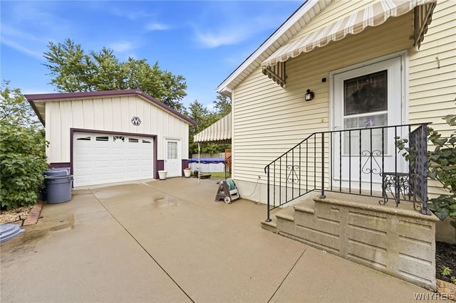 86 Cathedral Drive, West Seneca, NY 14224