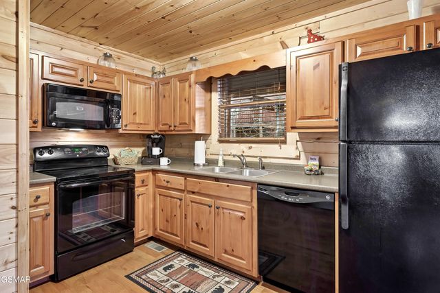 318 Alpine Mountain Way, Pigeon Forge, TN 37863
