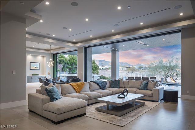 8 Sun Glow Lane, Las Vegas, NV 89135