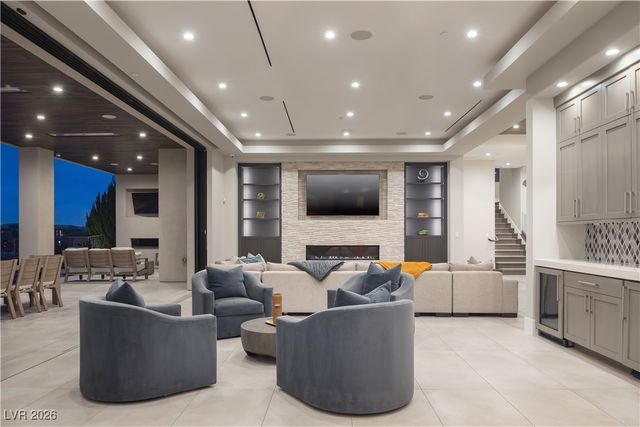 8 Sun Glow Lane, Las Vegas, NV 89135