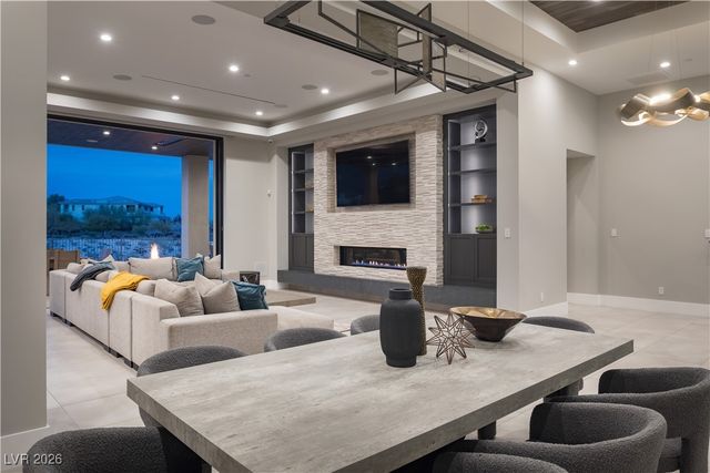 8 Sun Glow Lane, Las Vegas, NV 89135