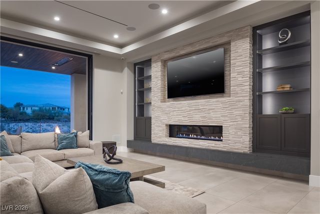 8 Sun Glow Lane, Las Vegas, NV 89135