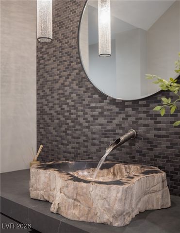 8 Sun Glow Lane, Las Vegas, NV 89135