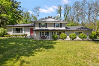 6804 Spruce Drive, Bloomfield Hills, MI 48301