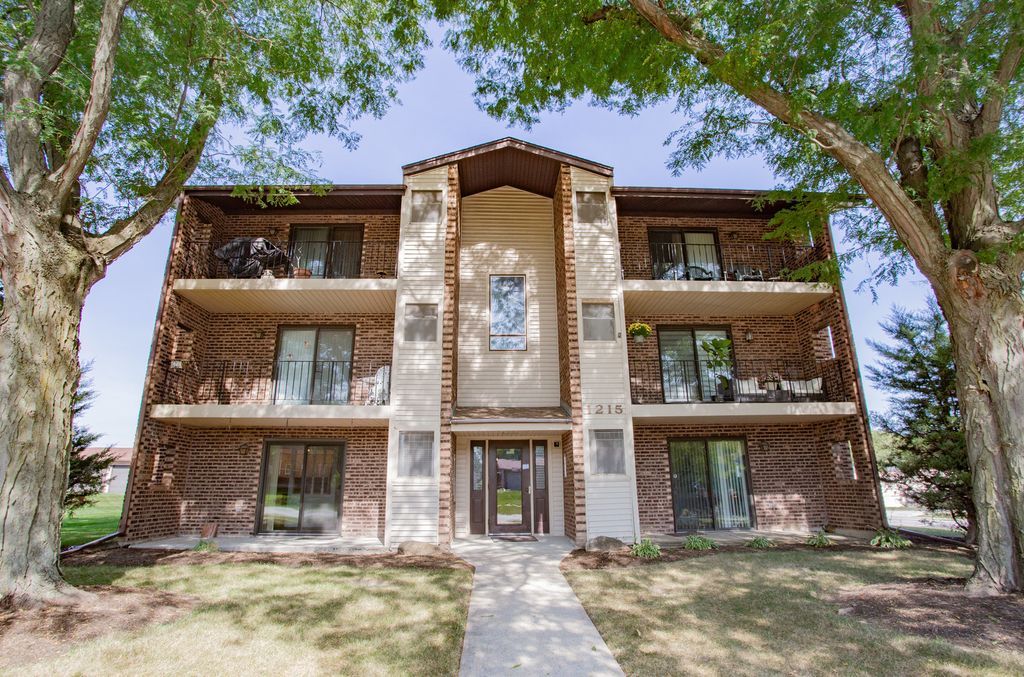 1215 Chalet Road 101, Naperville, IL 60563