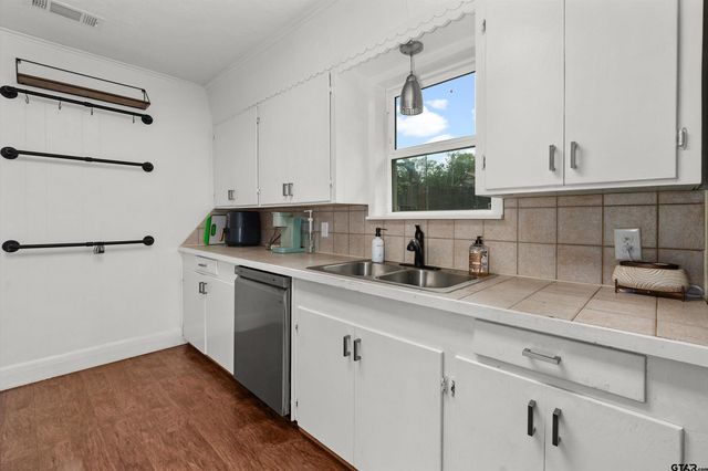 1706 Timberline Dr, Henderson, TX 75654