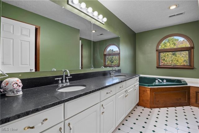 1095 Arrowhead Drive, Vermilion, OH 44089