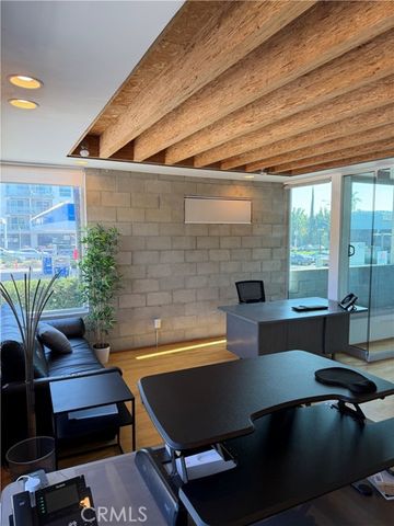 6615 Melrose Ave, Los Angeles, CA 90038