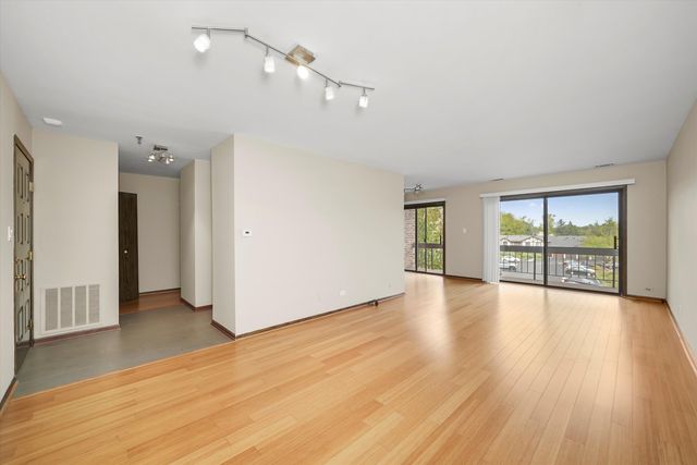 1400 N Elmhurst Road 302, Mount Prospect, IL 60056