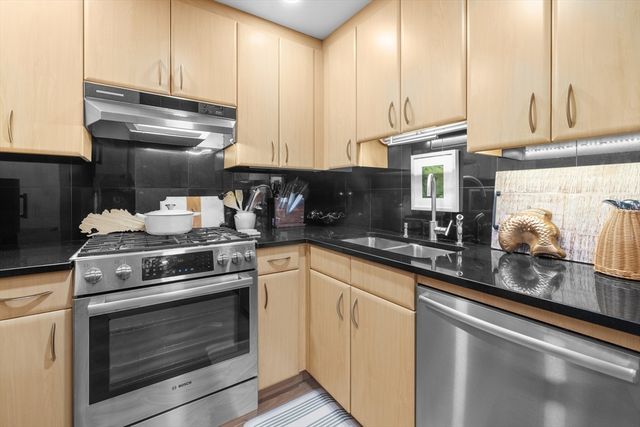 9 W Broadway 117, Boston, MA 02127