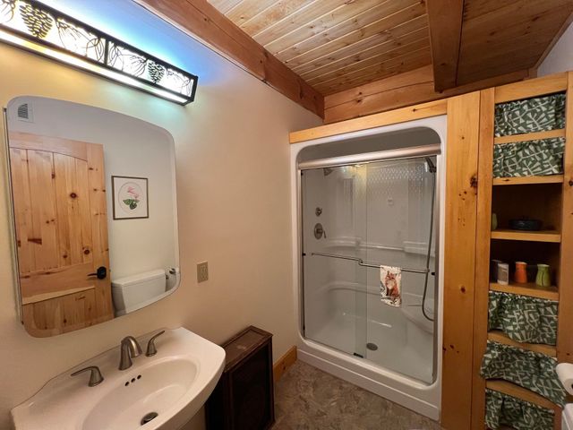 43 Rowdis Road, Greensboro, VT 05841