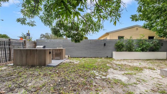 817 NW 17th St, Fort Lauderdale, FL 33311